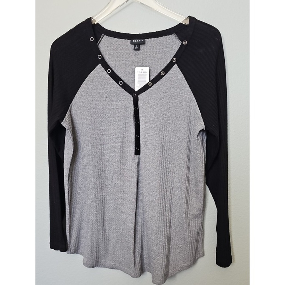Torrid Waffle Knit Raglan Top Grommet V-Neck Athleisure Grey Black Size 0X XL